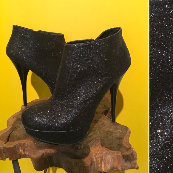 *NEW* Diamond Accented Ankle Booties - Picture 3 of 8